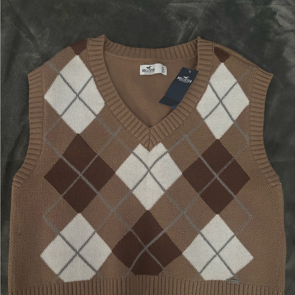 Hollister women’s V-Neck Argyle oversized Sweater Vest - Brown and White